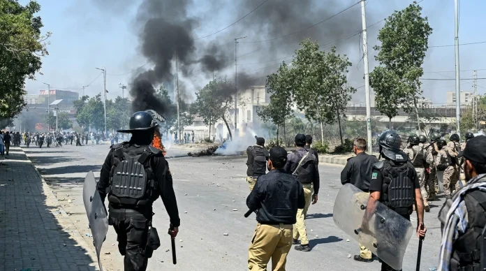امریکی قونصل خانہ کراچی پر احتجاج